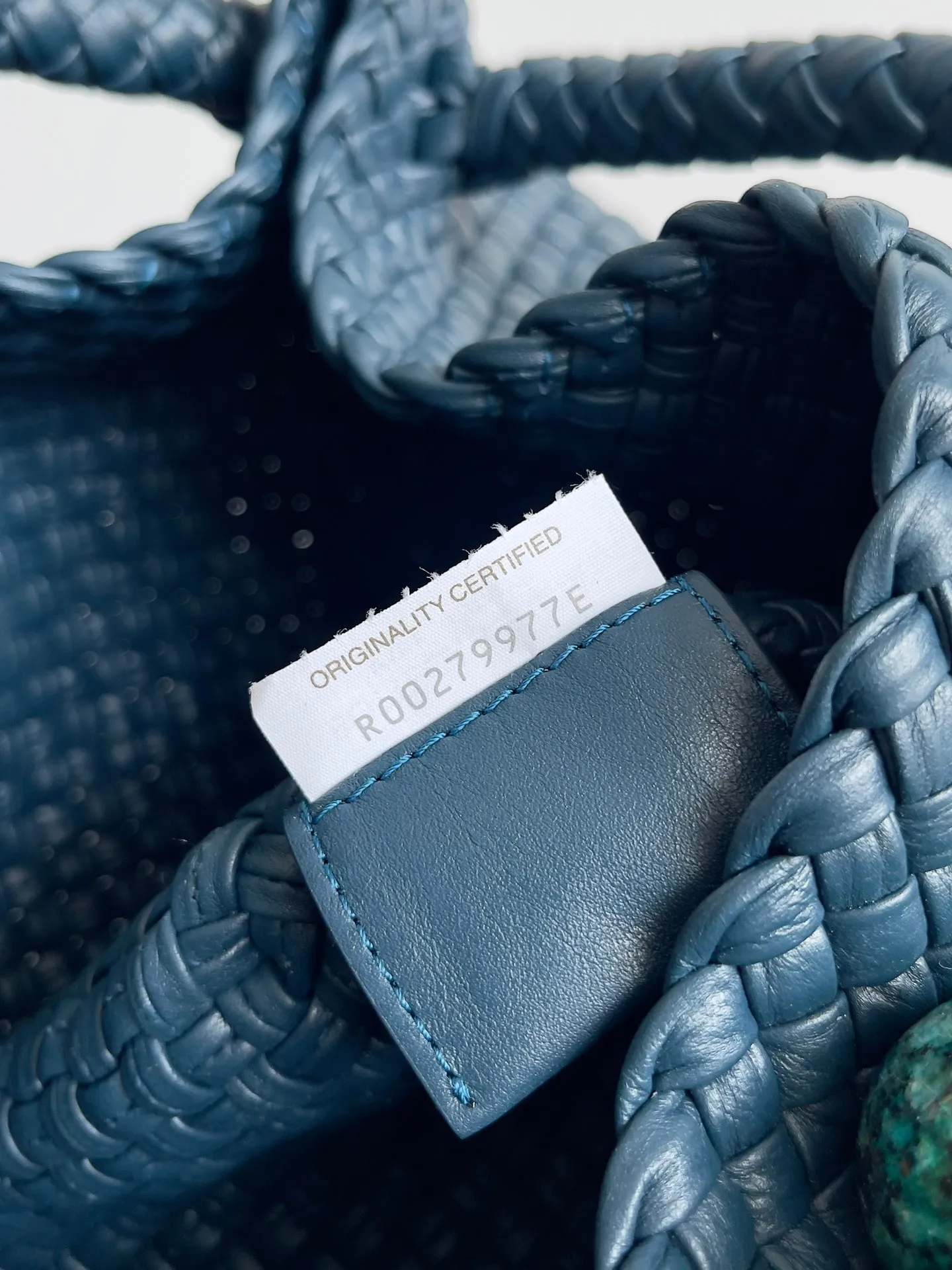 Batch 5960 BV collectible small woven handbags are really YYDS!! Bottega Veneta’s most classic small woven handbags are back! ! We use the highest quality leather with the highest craftsmanship❤️ to create the most expensive works. We have created the original Intrecciato leather weaving process❤️ This unique traditional exclusive leather weaving method has not only become our logo but also reflects the time-consuming and labor-intensive craftsmanship of our products❤️ The new TOSCA handbag must be a selection worth collecting🆕⚠️⚠️Babies, malachite can be sold separately and can be assembled by yourself Style number: 716974 Size: 27*9*18cm